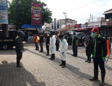 Penyemprotan Disinfektan untuk Pencegahan Penyebaran Covid-19 di Pasar Daerah Kabupaten Kendal
