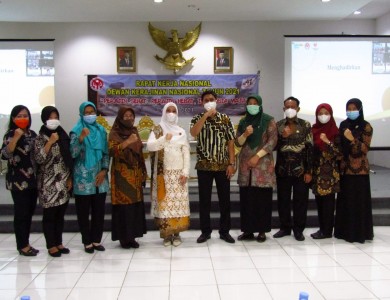 Ibu Wynne Frederica Dico Ganinduto selaku Ketua Dekranasda Kab. Kendal bersama Pelaku UMKM beserta salah satu Produk Kerajinan UKM