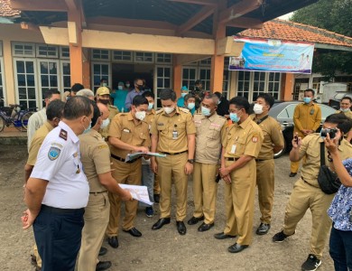 Peninjauan Tempat Vaksinasi sekaligus Tempat Relokasi PKL Alun-alun Kaliwungu oleh Bapak Bupati Kendal