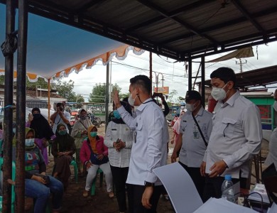 Bapak Plt. Kepala Dinas Perdagangan mendampingi Bapak Bupati Kendal dalam rangka Meninjau Pemberian Vaksinasi Covid-19 di Pasar Sidorejo