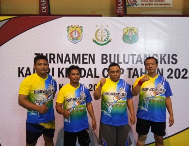 Disdagkopukm dalam turnamen bulutangkis KAJARI Kendal Cup tahun 2022 di GOR Bahaurekso Kendal