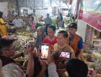 Pengawasan Barang Dalam Keadaan Terbungkus (BDKT) Minyak Kita di Pasar Boja